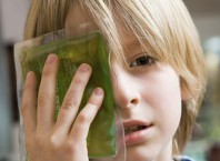 Как убрать ссадину на лице: первая помощь