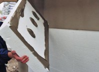 Как крепить пенопласт к стены лучше всего?