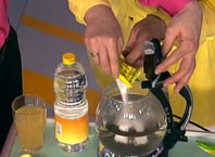 Как чистить чайник от накипи?