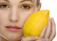 Как можно осветить волосы лимоном?