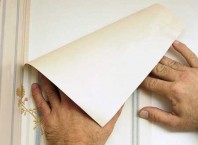 Как наклеить обои на краску?