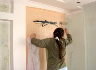 Оклеивание углов флизелиновими обоями: советы для новичков