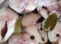 Как засолить селедку в рассоле?